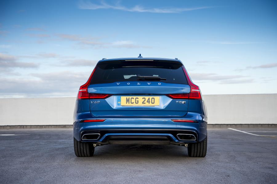  Volvo V60 T8 R-Design 2019 года  (UK) (фото 24 из 32)